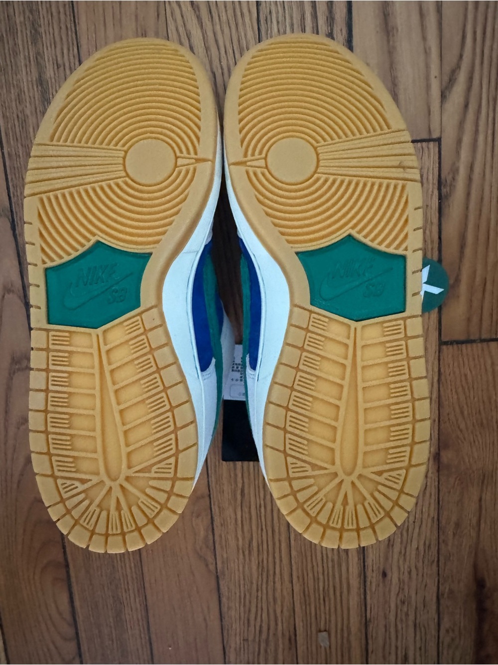 NWT Nike Women’s Blue, Green, and White SB Low Pro 9 (7.5 men) - Picture 4 of 6